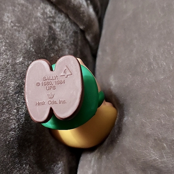 Hallmark Ornament 1996 Sally from Peanuts gang - Picture 9 of 11